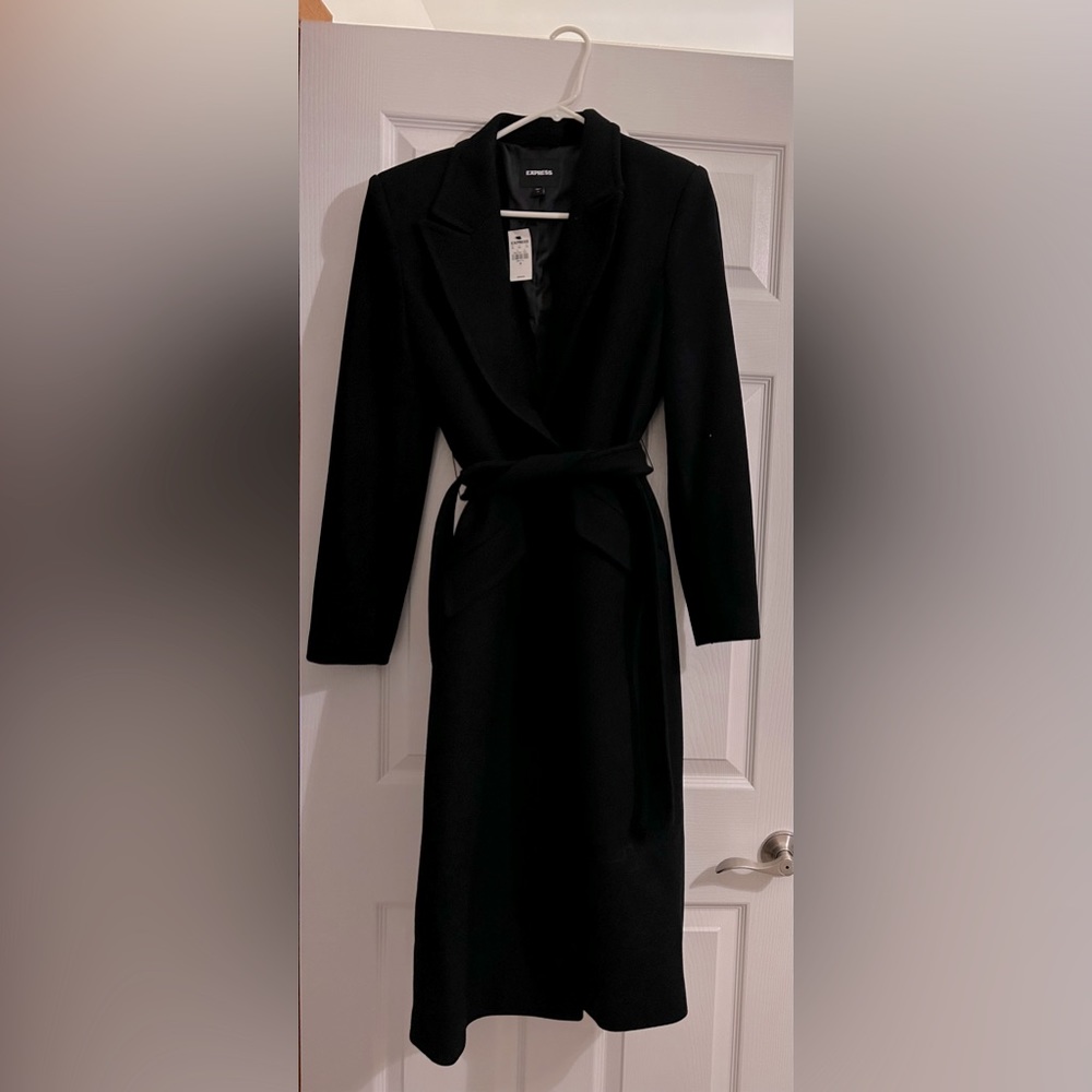 BNWT Women’s Express coat. Size Medium. Smoke and pet free home.